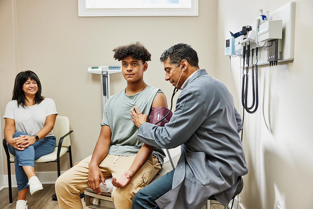 Photo of young child being examined by a doctor in a doctor's office